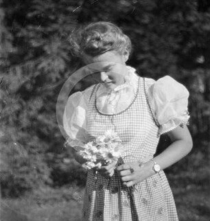 Frau mit Blumenstrauß in Polen