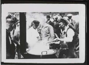 Verpflegung aus der Gulaschkanone durch den Roten Frontkämpferbund anläßlich der Spartakiade der Arbeitersportler im Pöhlwassertal 25./26. Juni 1932 : Verpflegung aus der Gulaschkanone anläßlich der Spartakiade der Arbeitersportler im Pöhlwassertal
