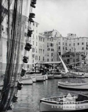 Camogli. Fischernetze trocknen vor den Häusern
