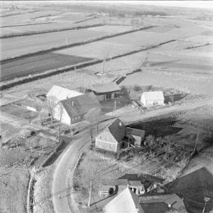 Hof von Familie Peemöller (Hauptstraße 74): Luftbild: links Einmündung Krummstück