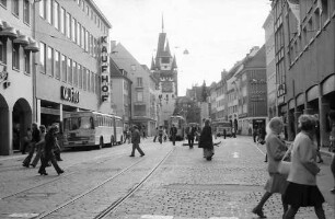 Freiburg: Kaiser-Joseph-Straße in der Fußgängerzone mit Omnibus und Straßenbahn