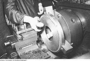Zwickau, Pressefahrt, Schnelldreher im Werk "Krasny Exkavator", u.a., 1951