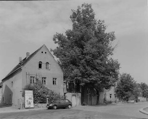 Dresden-Trachau, Alttrachau 41. Dreiseithof (Trobischhof). Wohnstallhaus (1751/1800), Toranlage mit Pforte (bezeichnet 1806) und Toreinfahrt (bezeichnet 1807) und Seitengebäude (bezeichnet 1886). Straßenansicht von Südwesten