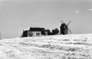 Liebschützberg-Liebschütz. Blick zu Bockwindmühle und Gehöft