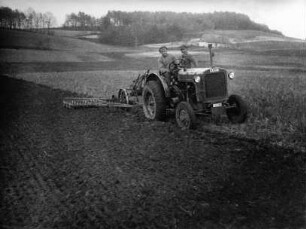 Traktor Fahr mit Anhänge-Beetpflug und Krümelwalze