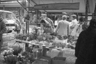 "Hagsfelder Werkstätten Karlsruhe" der Lebenshilfe für geistig Behinderte e.V. HWK. Erstmaliger Blumenmarkt auf dem Wochenmarkt am Werderplatz