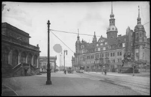 Dresden. Königliches Schloss mit Straßenbahn