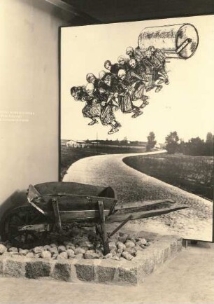 Ravensbrück. Nationale Mahn- und Gedenkstätte. Museum im ehemaligen Zellenbau. Darstellung des Straßenbaues