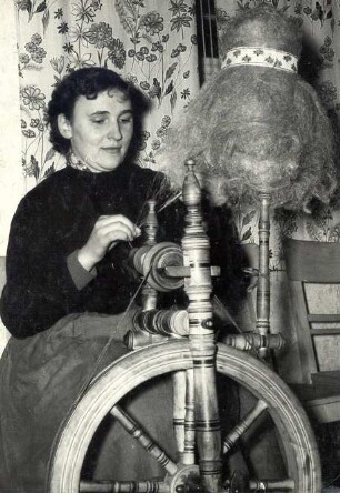 Frau am Spinnrad bei Hoyerswerda : Handwerkstechniken - Spinnerei und Flachsverarbeitung. Ort: wokoło Wojerecy / um Hoyerswerda. Frau am Spinnrad
