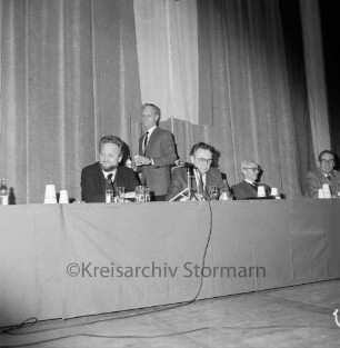 Kreisbauernverband Stormarn: Bad Oldesloe: Stormarnhalle: 36. Kreisbauerntag: der Vorstandstisch mit Klaus-Martin Lotz, Geschäftsführer des Deutschen Bauernverbandes