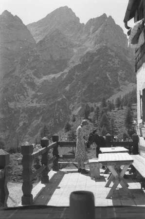 Portrait : Portrait einer Frau vor der Kulisse eines Bergmassivs.