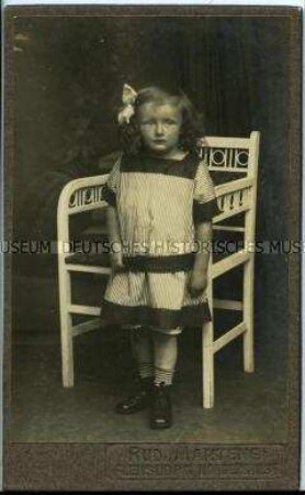 Kleines Mädchen im gestreiften Kleid, Carte de Visite