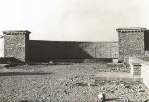 Weimar. Nationale Gedenkstätte Buchenwald auf dem Ettersberg. Östliches Ringgrab. Bauzustand November 1956