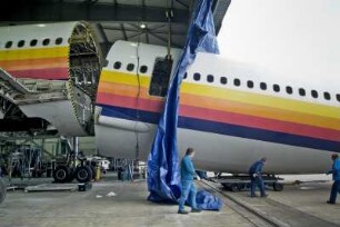 Air Maintenance Services; AMS; Firma; Betrieb; Inspektion; Wartung; spezialisiert auf Flugzeug-Recycling; Airbus; A 300; A300; Airbase Ahlhorn; Ahlhorn; Entsorgung. Ahlhorn, 2006, hier: Zersägen / Durchtrennen des Rumpfes