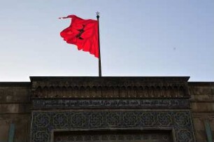 Staatsfahne am Königspalast in Rabat : Rabat ist die Hauptstadt des Königreiches Marokko. Wenn König Mohammed VI. anwesend ist, weht die marokkanische Staatsfahne über dem Portal des Königspalastes, aufgenommen am 05.11.2008