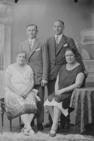 Arthur und Karl Krauße mit Ehefrauen