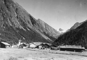 Gries bei Längenfeld (auch Gries im Sulztal / Österreich). Ortsteilansicht mit Kaplaneikirche Maria Hilf (1655, 1703 erweitert, 1927 Restaurierung). Ansicht von Westen