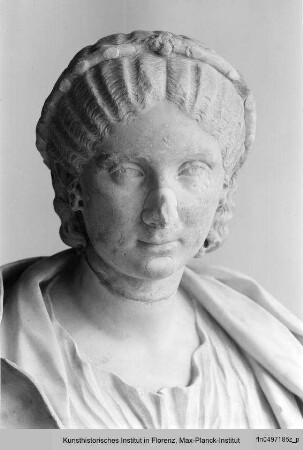 Weiblicher Kopf, ergänzt als Büste (angeblich Julia Mammaea) : Weiblicher Kopf (angeblich Julia Mammaea)