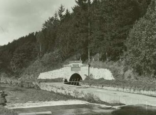 Neuwernsdorf, Kunstgraben (1882) von der Flöha und Mundloch des Einleitungsstollens der Wasserversorgung des Freiberger Bergreviers