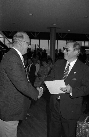 Verleihung der Goldenen Plakette des Deutschen Turnerbunds an den Ortsvorsteher von Neureut Hermann Meinzer