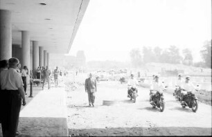 Berlin: Motorrad Kolonne vor der Kongresshalle
