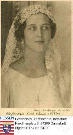 Cäcilie Erbgroßherzogin v. Hessen und bei Rhein geb. Prinzessin v. Griechenland (1911-1937) / Porträt im Brautkleid mit Schleier, Brustbild