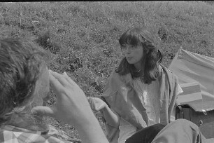 Čičmany. Akt-Pleinair 1980. Die Fotografin Eva Mahn während einer Besprechung