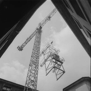 Dresden. Baustelle Ständehaus, Kranmontage : Dresden-Altstand. Kranmontage im großen Innenhof des Ständehauses, 2.-5. Juni 1992. Kletterstulpe (Montagegerüst) am Lasthaken des Kranes nach Montageabschluß