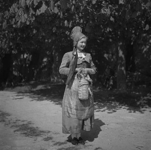 Junge Frau in Wachauer Tracht