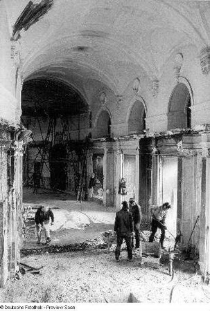 Opernhaus. Zur Sanierung der darunterliegenden Gewölbe aufgebrochener Fußboden im unteren Rundfoyer