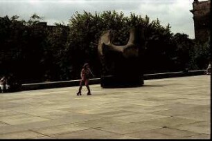 Berlin: Terrasse der Nationalgalerie; mit Rollschuhläuferin