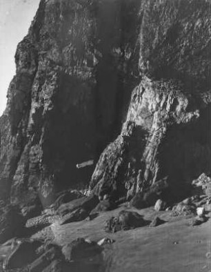 Küstenformation : Blick auf Spalten und Höhlungen an der Küste bei Morgat. Rippelmarken im Sand, entstanden durch die Gezeiten