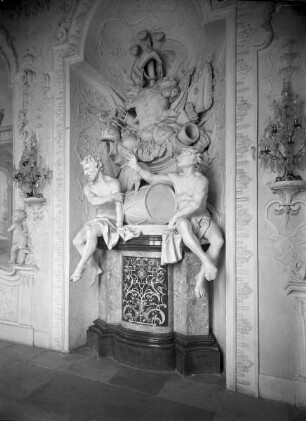 Innendekoration der Galerie in der Östlichen Galerie — Wanddekoration der Galerie in der Östlichen Galerie — Gefangene vor Trophäe