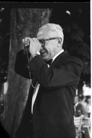 12. Tagung 1962 Physik; Bayrisches Frühstück: Isidor I. Rabi fotografierend