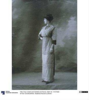 Frau in Kleid und Oberteil von Francis