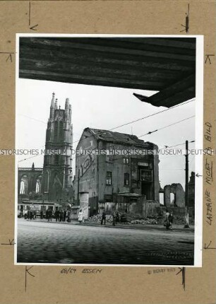 Essen, Friedrich-Ebert-Straße mit Haus Nr. 109 und der zerstörten Kreuzeskirche