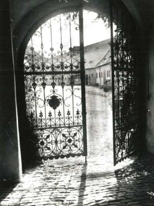 Frohburg, Schloss Frohburg, Blick durch das Hauptportal am Südflügel zum Rittergut