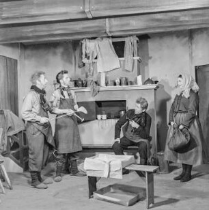 Sorbisches Volkstheater: Szenenfoto "Die drei Eismänner" : Lohsa. Aufführung des Theaterstückes "Die drei Eismänner" mit Schauspielern des Deutsch-Sorbischen Volkstheaters Bautzen
