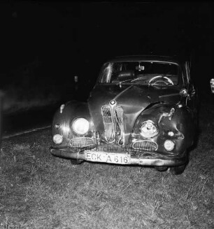 B 404: bei Herrenhaus Nütschau: Verkehrsunfall: Zusammenstoß von zwei Pkws und Auffahrunfall: neben Straße aufgefahrener Unfallwagen mit eingedrückter Front: im Dunkeln, 1. Mai 1967