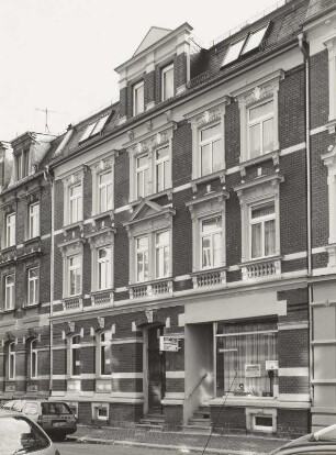 Wohnhaus mit Laden