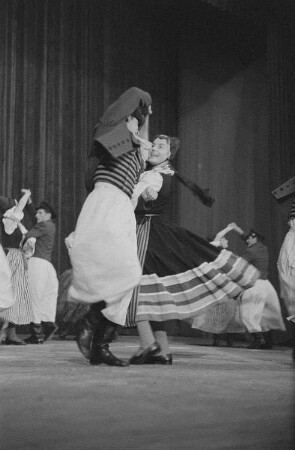 Darbietung der Tanzgruppe des Ensembles der NVA Erich Weinert (EWE) anlässlich des II. Deutschen Turn- und Sportfestes