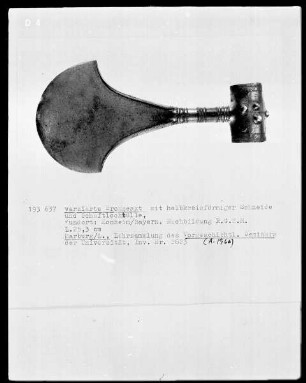 Verzierte Bronzeaxt mit halbkreisförmiger Schneide und Schaftlochtülle