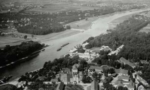 Dresden. Pillnitz mit Schloß, Hosterwitz, Elbe mit der nordwestlichen Spitze der Pillnitzer Elbinsel und Kleinzschachwitz. Luftbild-Schrägaufnahme von Osten
