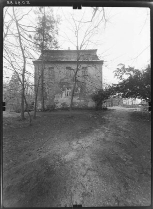 Ogrosen (Vetschau-Ogrosen), Ogrosener Dorfstraße 33/35. Gutsanalge (Baubeginn um 1704, Erweiterung 1901-1915). Herrenhaus. Hoffront (Teilansicht)