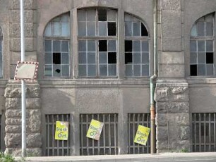 Aschersleben - Bauruine im Zentrum : Dieses Gebäude ist nicht die einzige Bauruine in der Innenstadt, Häuser in ganzen Straßenzügen sind vom Verfall bedroht. Aufgenommen am 30. Mai 2004 in Aschersleben
