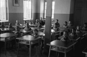 Bukarest: Kindertagesheim, Ghica Sat, Kinder an Tischen