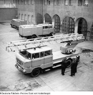 Dresden-Neustadt. Feuerwache mit Feuerwehrautos im Hof