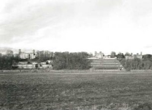 Dresden-Loschwitz. Schloss Albrechtsberg, Villa Stockhausen und Schloss Eckberg. Blick vom Käthe-Kollwitz-Ufer über Elbwiesen und Elbe nach Norden