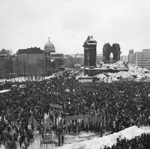 Gedenkkundgebung anläßlich des 38. Jahrestages der Zerstörung Dresdens auf dem Neumarkt, 13. Februar 1983