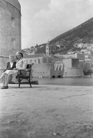 Portrait : Portrait zweier Frauen vor dem Festungsbau in Dubrovnik.